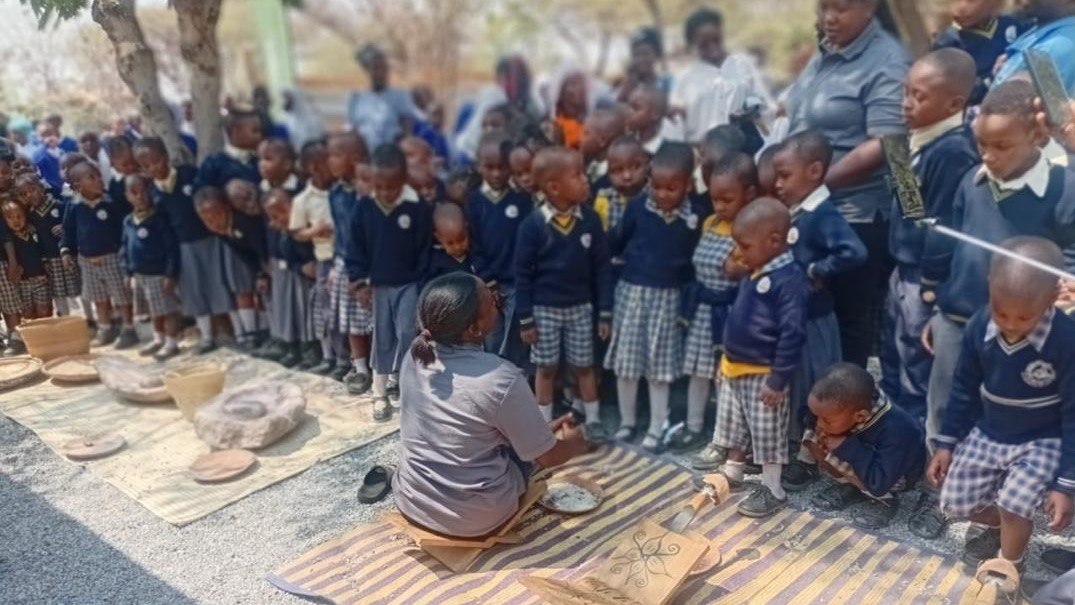 WANAFUNZI WAENDELEA KUNUFAIKA NA ELIMU YA URITHI WA KIUTAMADUNI KATIKA BANDA LA MAKUMBUSHO MAONESHO YA NANENANE